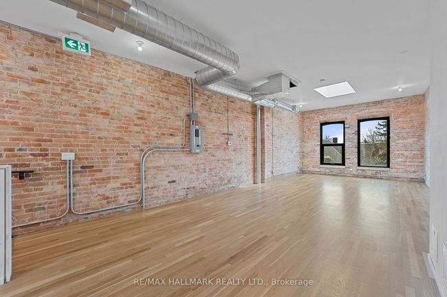 300 - 974 Queen St E, Home with 0 bedrooms, 1 bathrooms and null parking in Toronto ON | Image 9