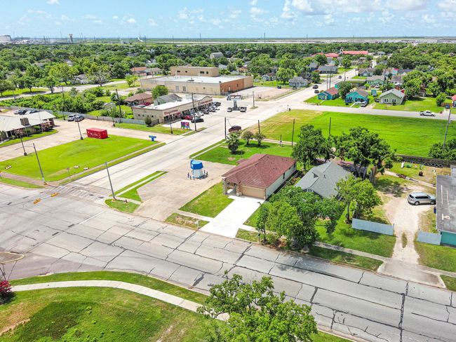 1107 W 2 Nd St, House other with 3 bedrooms, 2 bathrooms and 2 parking in Freeport TX | Image 13
