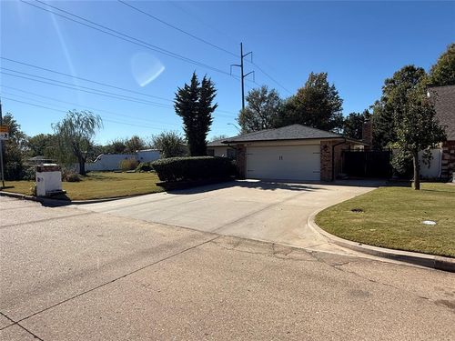 417 S Bouziden Dr, Moore, OK, 73160-7135 | Card Image