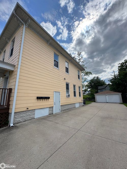 329 S Marshall St, Burlington, IA, 52601-4283 | Card Image