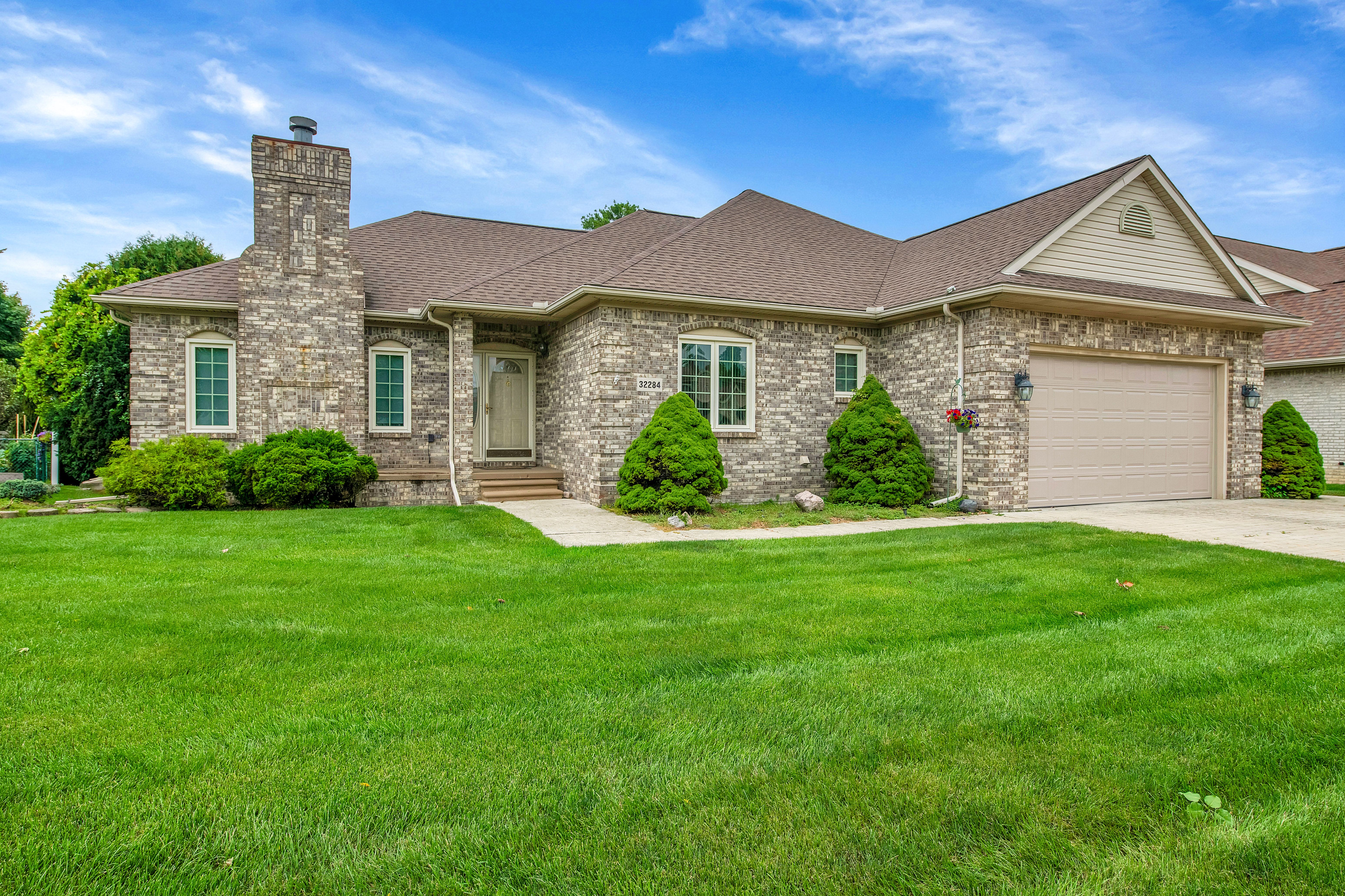 Liparoto Dr, Rockwood, MI 48173