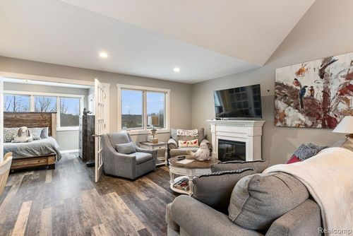 5020 Meadowbrook Ln, Flushing, MI, 48433-1388 | Card Image