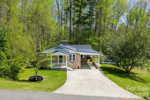 913 Dorothy St, Hendersonville, NC, 28791-1724 | Card Image