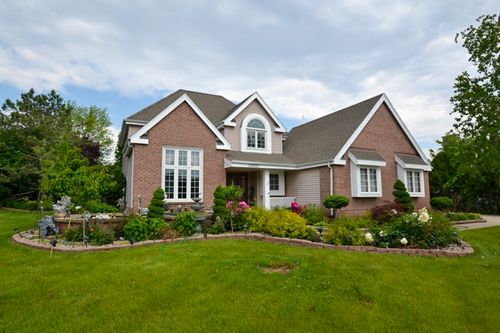 6514542 Redwood Dr, Menomonee Falls, WI, 53051-5171 | Card Image