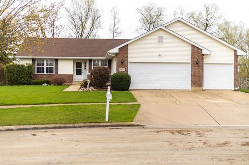 1404 Willow Ln, Harvard, IL, 60033-3711 | Card Image