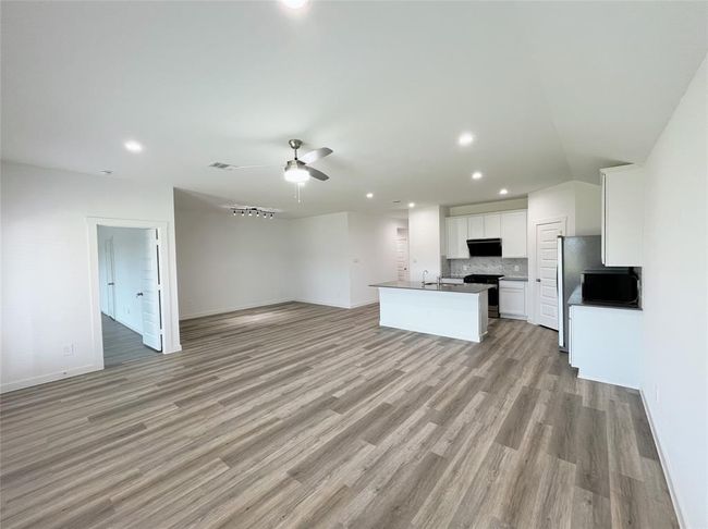 Open concept with generous space | Image 4