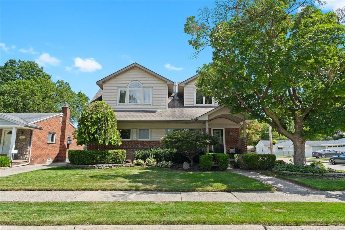 Elmwood Ct, Saint Clair Shores, MI 48081