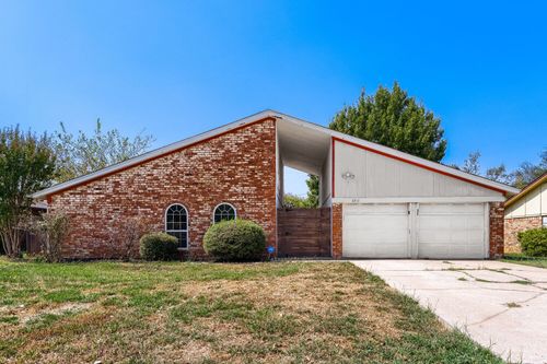 6917 Post Oak Dr, North Richland Hills, TX, 76182-3418 | Card Image