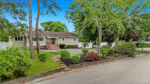 93 Midwood Avenue, Smithtown, NY, 11767 | Card Image