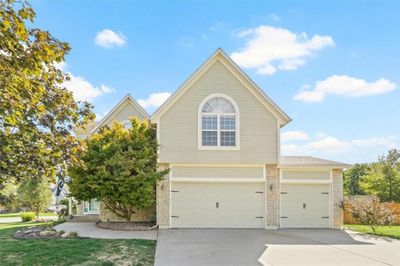 Front facade with a garage | Image 1