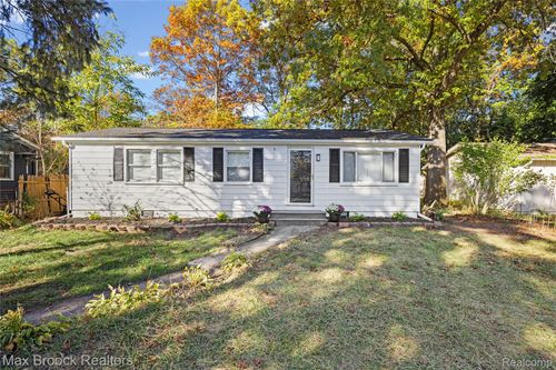 9650 Cooley Lake Rd, White Lake, MI, 48386-3941 | Card Image