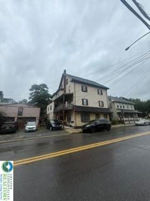 3c-490 N 1st St, Lehightn Boro, PA, 18235-3301 | Card Image