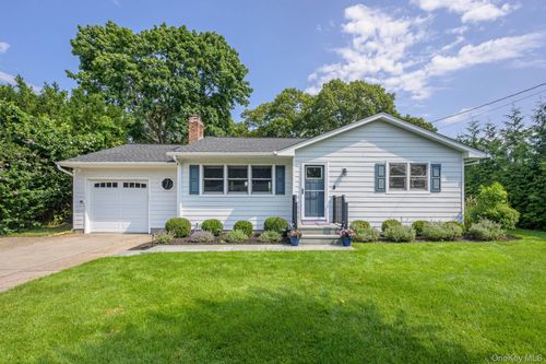 35 Maryland Blvd, Hampton Bays, NY, 11946-2654 | Card Image