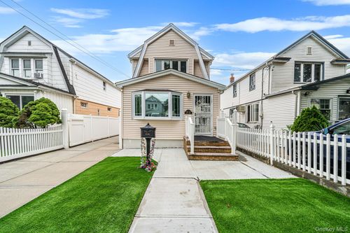 8978 219th St, Queens Village, NY, 11427-2516 | Card Image