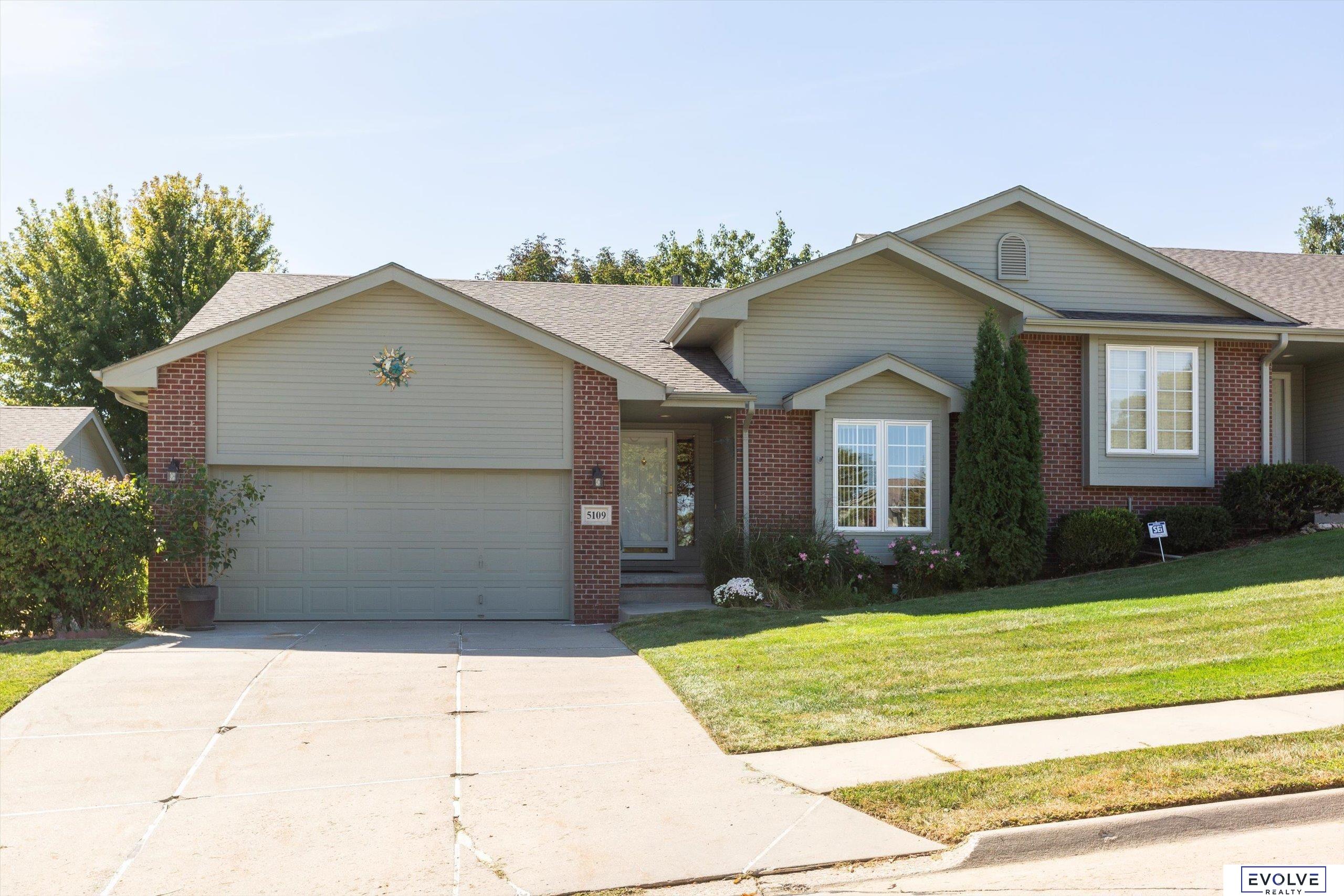 Lakecrest Dr, Papillion, NE 68133