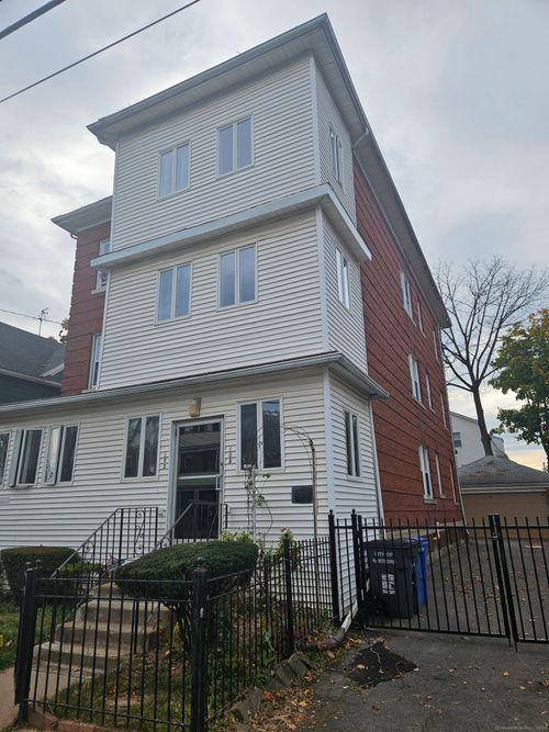 103 Kent St, Hartford, CT, 06112-1827 | Card Image