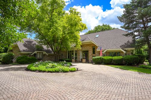 6450 Manor Dr, Burr Ridge, IL, 60527-5768 | Card Image