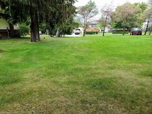 3859 Prince St, Petrolia, ON, N0N1R0 | Card Image