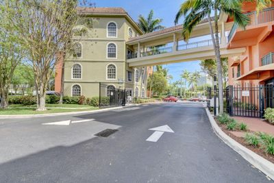 407B - 1610 Presidential Way, Condo with 2 bedrooms, 2 bathrooms and null parking in West Palm Beach FL | Image 1