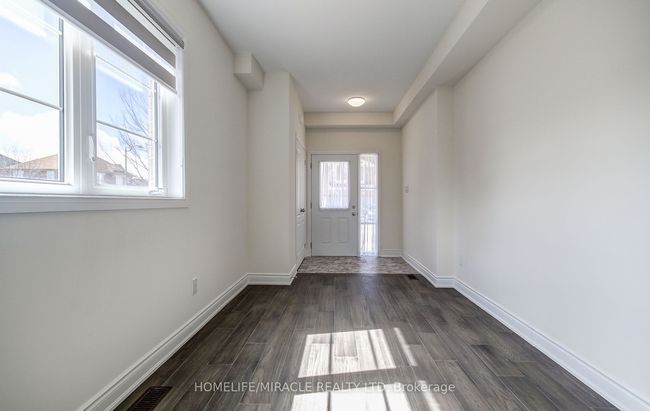 28 Yvonne Dr, House attached with 3 bedrooms, 4 bathrooms and 1 parking in Brampton ON | Image 4