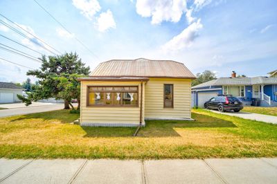 1062 Morden Ave, House detached with 3 bedrooms, 1 bathrooms and 2 parking in Pincher Creek AB | Image 2