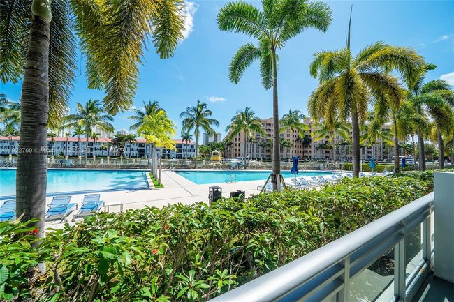 APT-140 - 2950 Ne 188 Th St, Condo with 2 bedrooms, 3 bathrooms and null parking in Aventura FL | Image 4
