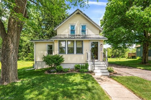 140 5th Ave, Chardon, OH, 44024-1006 | Card Image