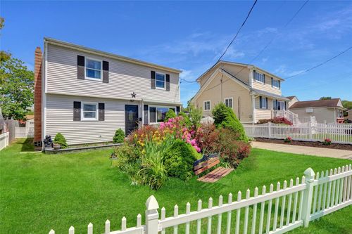674 Shore Rd, Lindenhurst, NY, 11757-5731 | Card Image