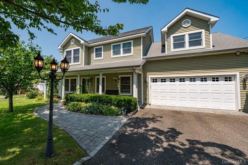 414 2nd Ave W, East Northport, NY, 11731-3401 | Card Image