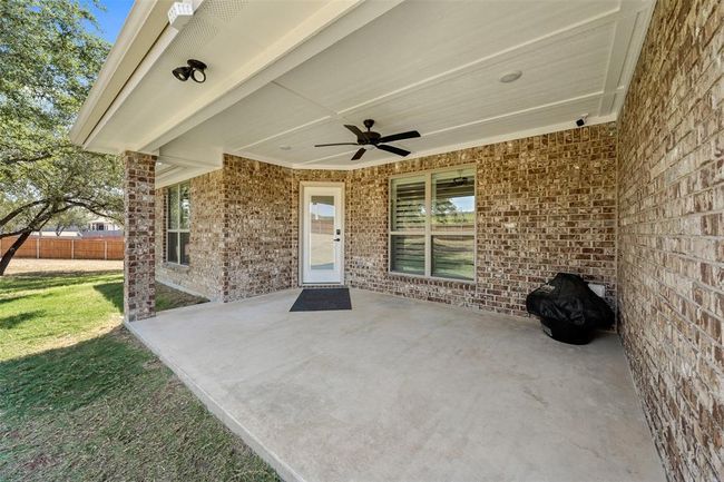 Covered patio with ceiling fan | Image 34