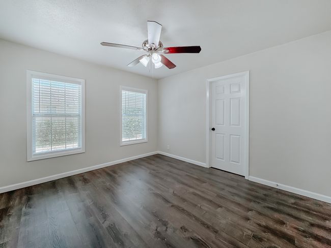 Spare room with dark wood finished floors and a ceiling fan | Image 20