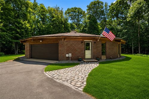 2 Pachet Brook Rd, Little Compton, RI, 02837-1611 | Card Image