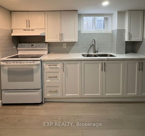 b-70 Marlin Crt, Newmarket, ON, L3Y2W8 | Card Image