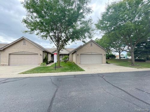 39-2268 Westmont Cir, Sterling Heights, MI, 48310-6928 | Card Image