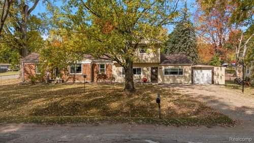 2262 Hammerslea Rd, Lake Orion, MI, 48359-1622 | Card Image