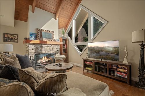 831 Nadelhorn Dr, Lake Arrowhead, CA, 92352 | Card Image