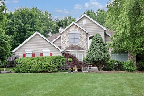 7 Birdie Dr, Suffern, NY, 10901-3940 | Card Image