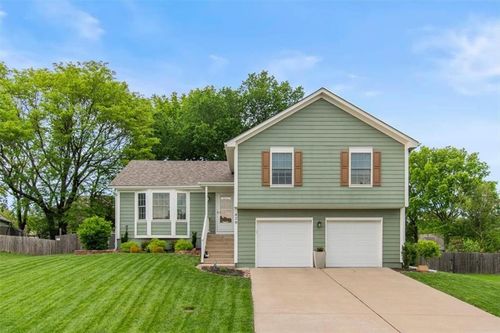 420 Ne Victoria Cir, Lee's Summit, MO, 64086-8434 | Card Image