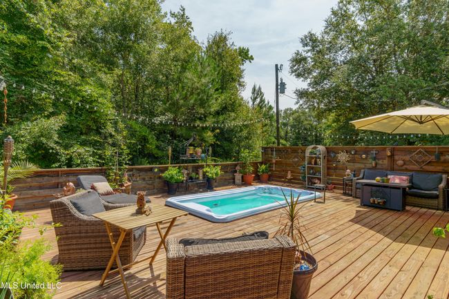 Deck off of Master With Spa | Image 31