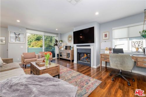 22-5811 Woodman Ave, Sherman Oaks, CA, 91401-5829 | Card Image