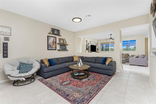 Front Room/Family Room | Image 12