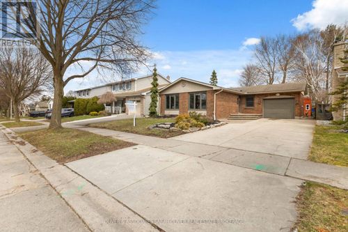 30 Sandalwood Cres, London, ON, N6G2Z7 | Card Image