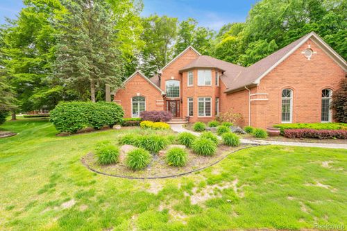 50565 Otter Creek Dr, Shelby Township, MI, 48317-1749 | Card Image