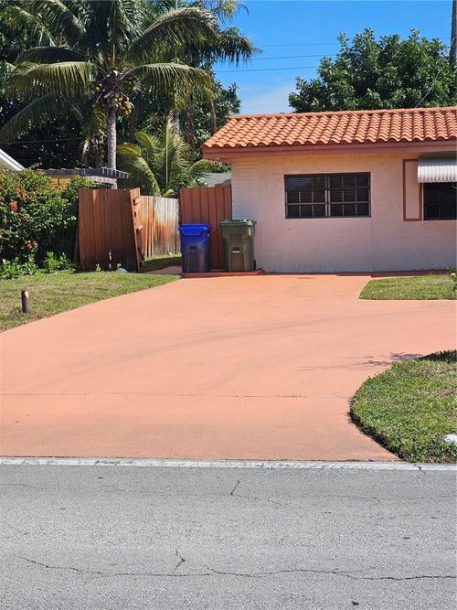 1561 Nw 77th Way, Pembroke Pines, FL, 33024-5232 | Card Image