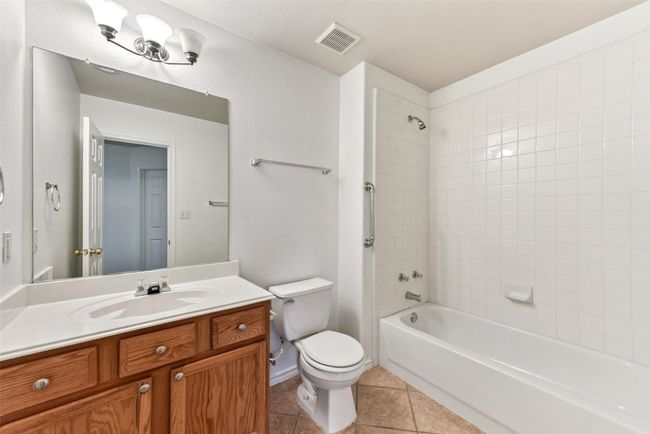 Hallway bathroom for secondary bedrooms | Image 14