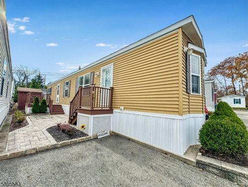 18 Easy Dr, Oak Ridge, NJ, 07438-9593 | Card Image