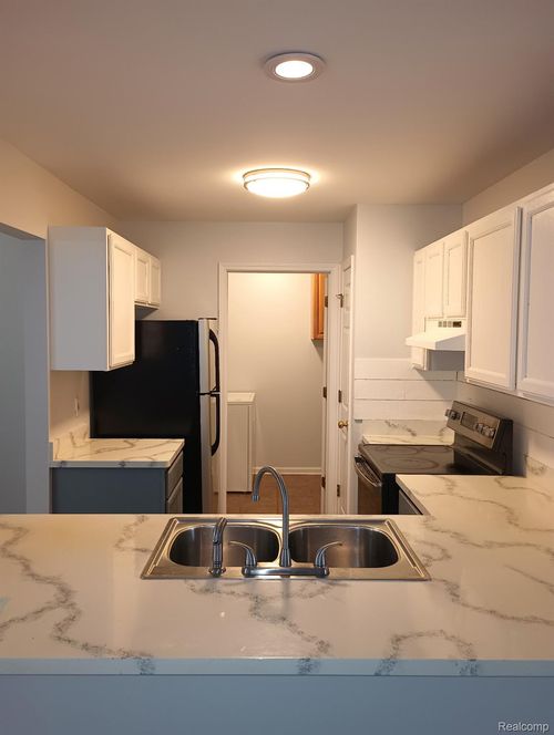 108-30653 Hidden Pines Ln, Roseville, MI, 48066-7302 | Card Image