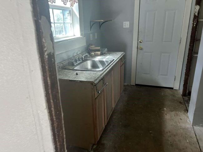 634 E Bernard St, House other with 2 bedrooms, 1 bathrooms and null parking in West Columbia TX | Image 6