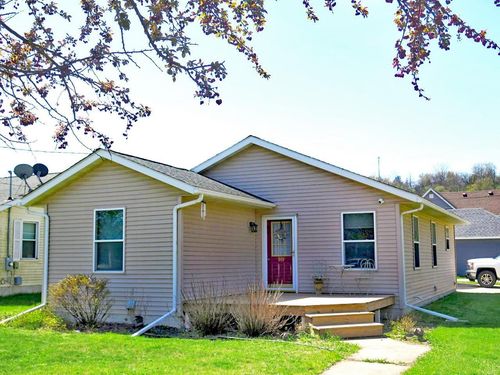 801 River St, Decorah, IA, 52101-2133 | Card Image