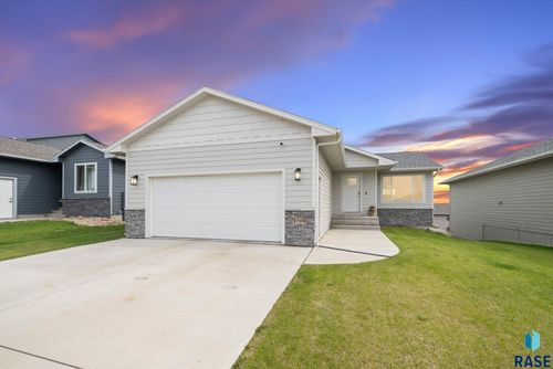 1709 E 71st St N Street N, Sioux Falls, SD, 57104 | Card Image